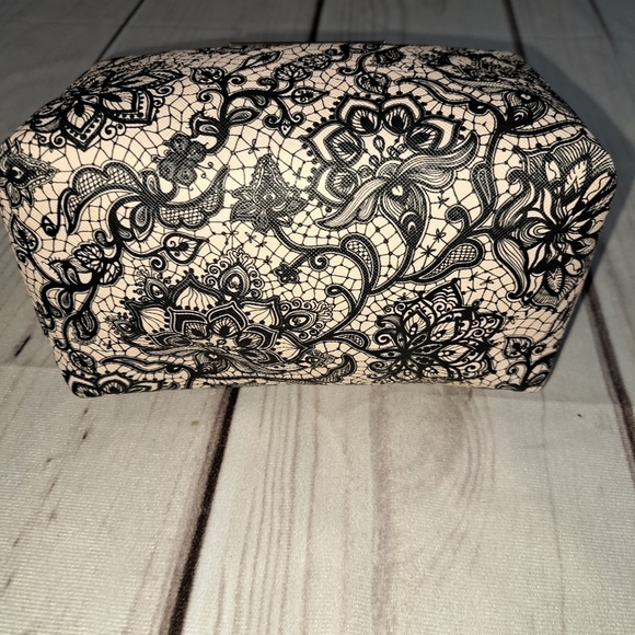 Vince Camuto Cosmetic Makeup Toiletry Travel Bag Pouch Lace Look - Picture 7 of 9